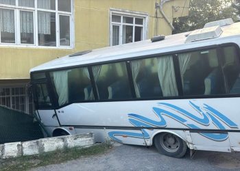 Arnavutköy’de freni boşalan midibüs bahçeye daldı