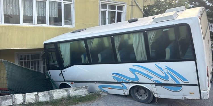 Arnavutköy’de freni boşalan midibüs bahçeye daldı