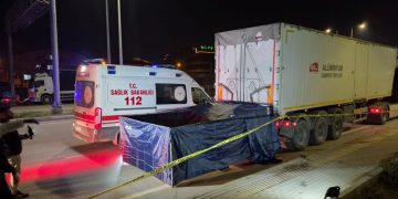 Balıkesir’de tıra çarpan motosiklet sürücüsü hayatını kaybetti