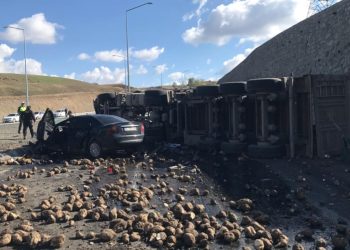 Ağrı’da tır ile otomobil çarpıştı: 4 ölü