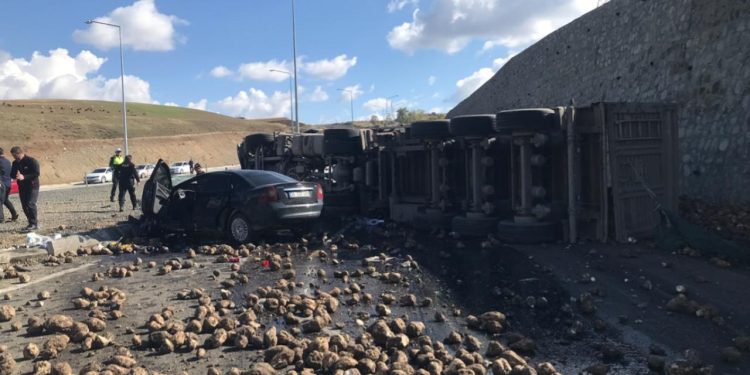 Ağrı’da tır ile otomobil çarpıştı: 4 ölü