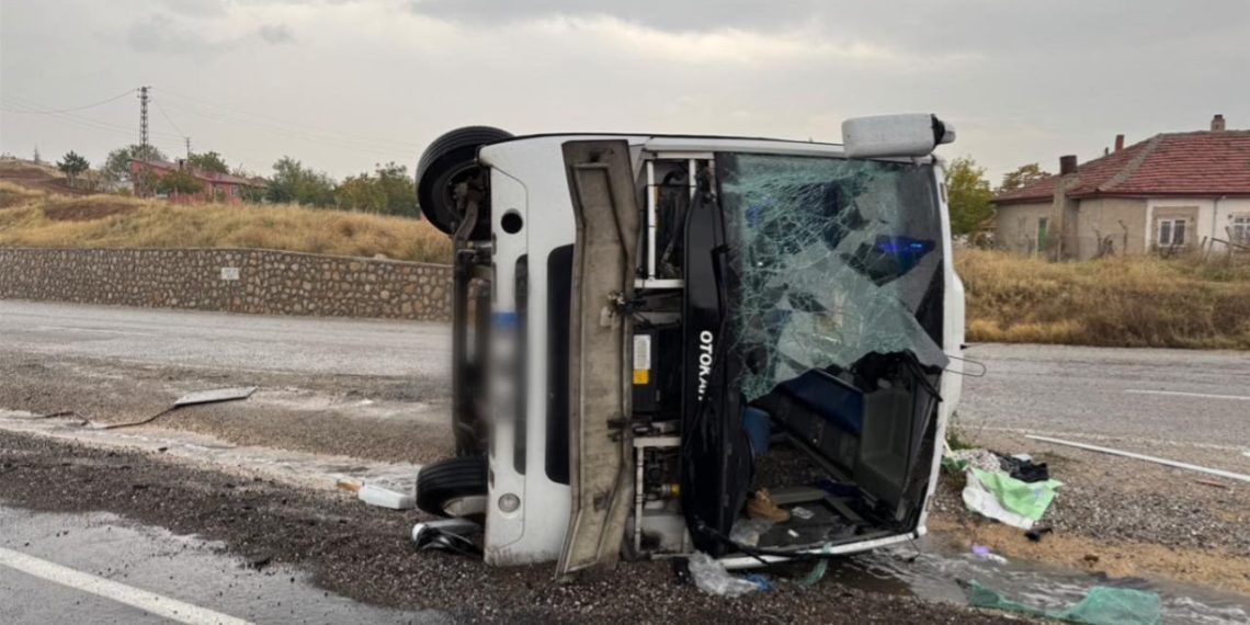 Kırıkkale’de işçileri taşıyan midibüs devrildi: 14 yaralı
