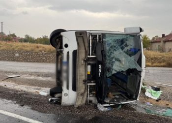 Kırıkkale’de işçileri taşıyan midibüs devrildi: 14 yaralı