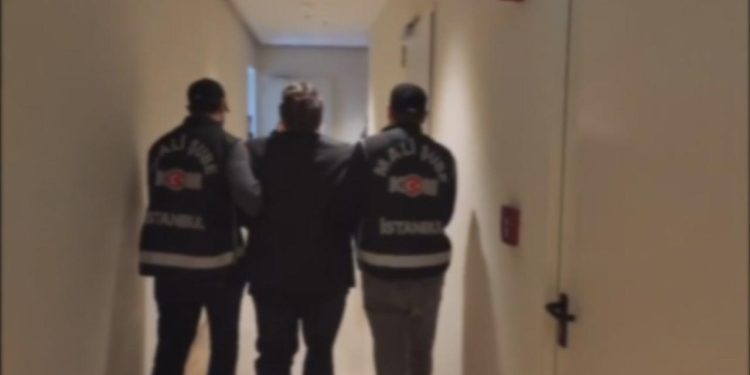Kırmızı bültenle aranan dolandırıcı İstanbul’da yakalandı