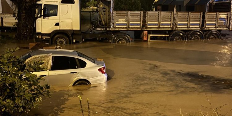Kocaeli’de sağanak: Caddeler ve sokaklar göle döndü