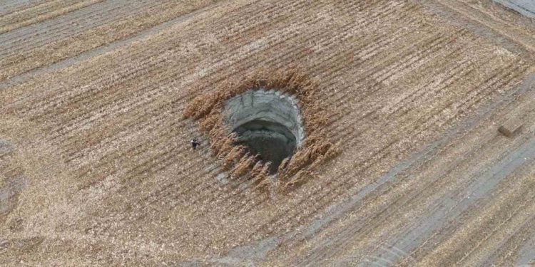 Konya’da mısır tarlasında 10 metre çapında yeni obruk oluştu
