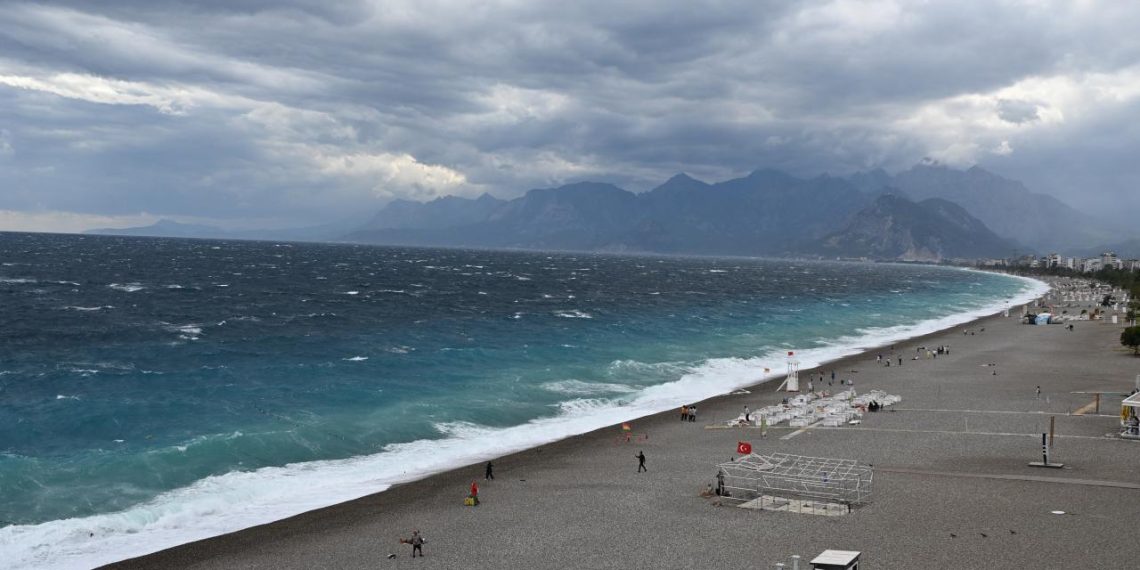 Antalya’da fırtına ve sağanak etkili oluyor