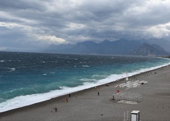 Antalya’da fırtına ve sağanak etkili oluyor
