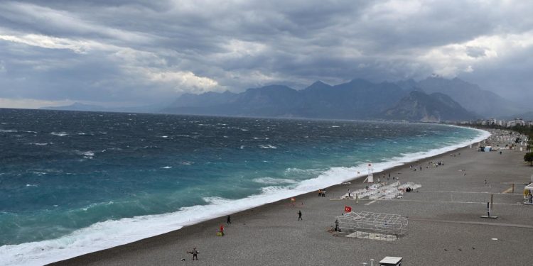 Antalya’da fırtına ve sağanak etkili oluyor