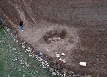 Kastamonu’da tarlasını süren çiftçi lahit buldu