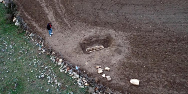 Kastamonu’da tarlasını süren çiftçi lahit buldu