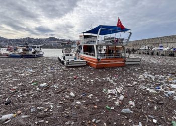 Sağanağın taşıdığı atıklar Zonguldak Limanı’nı kapladı