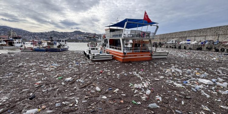 Sağanağın taşıdığı atıklar Zonguldak Limanı’nı kapladı