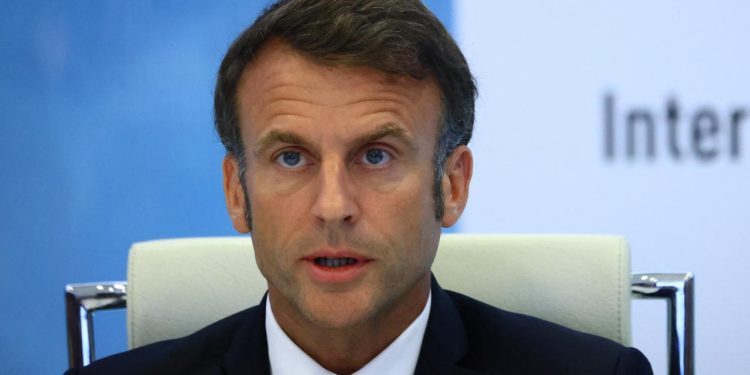 Macron: Cumhuriyeti devirmeye çalışanlar bunun hesabını vermeli