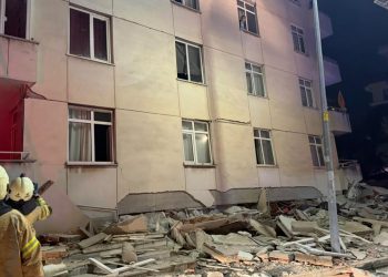 İstanbul’da 7 katlı bina kısmen çöktü