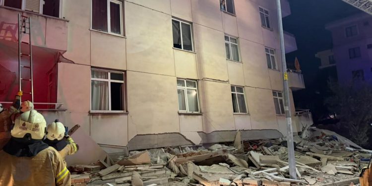 İstanbul’da 7 katlı bina kısmen çöktü
