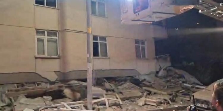 İstanbul’da 6 katlı bina çöktü