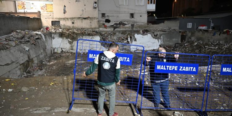 Maltepe’de kısmen çöken binanın enkazında çalışmalar tamamlandı