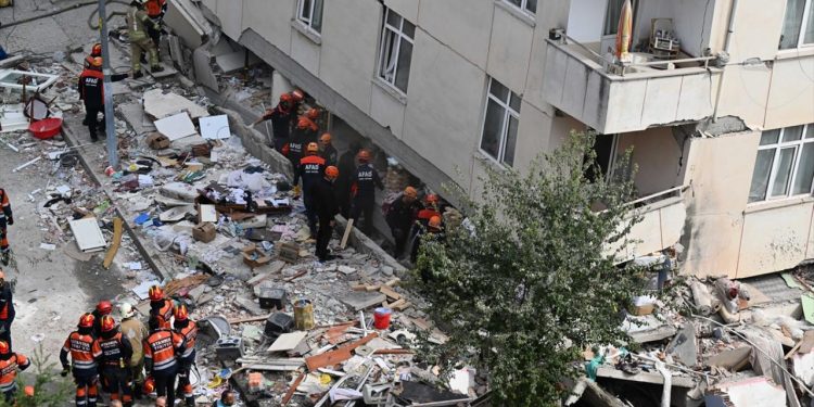 Maltepe’de çöken binaya ilişkin 2 kişi gözaltına alındı