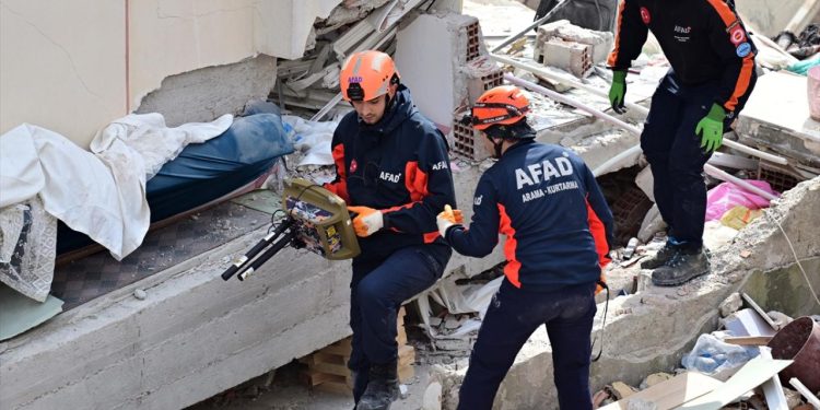 İstanbul Valisi Gül: Enkaz altında 3 kişi olduğunu düşünüyoruz
