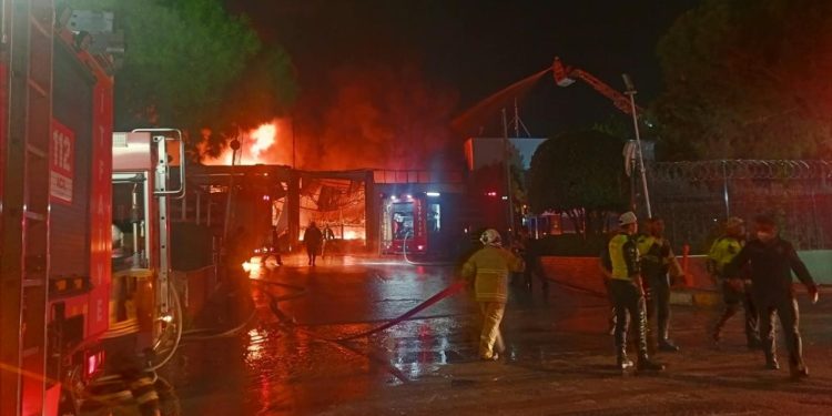 Manisa’da akü fabrikasında yangın