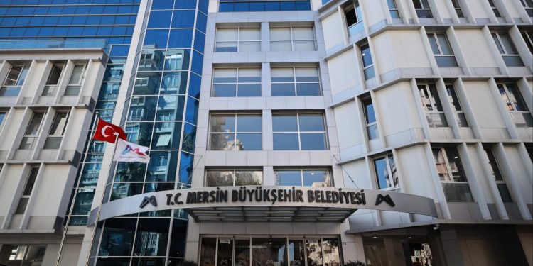 Mersin’de 3 belediyeye yolsuzluk operasyonu