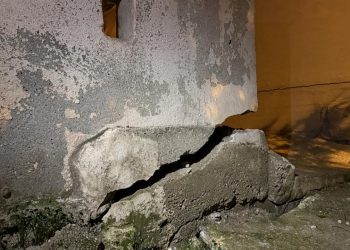 Mersin’de çatlaklar oluşan bina tahliye edildi