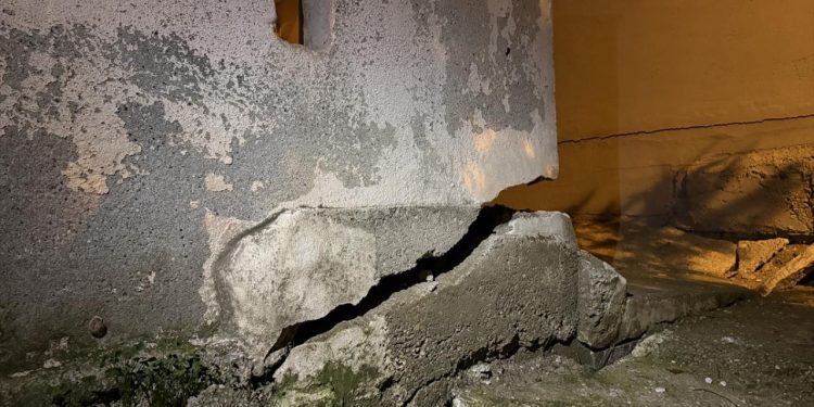 Mersin’de çatlaklar oluşan bina tahliye edildi