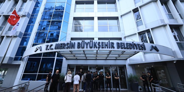 Mersin’de 3 belediyeye yolsuzluk operasyonu: 59 gözaltı