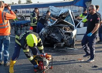 Mersin’de tıra çarpan hafif ticari araçtaki 2 kişi öldü