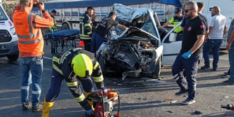 Mersin’de tıra çarpan hafif ticari araçtaki 2 kişi öldü