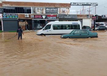 Mersin’de sağanak su baskınlarına neden oldu: Araçlar yolda kaldı