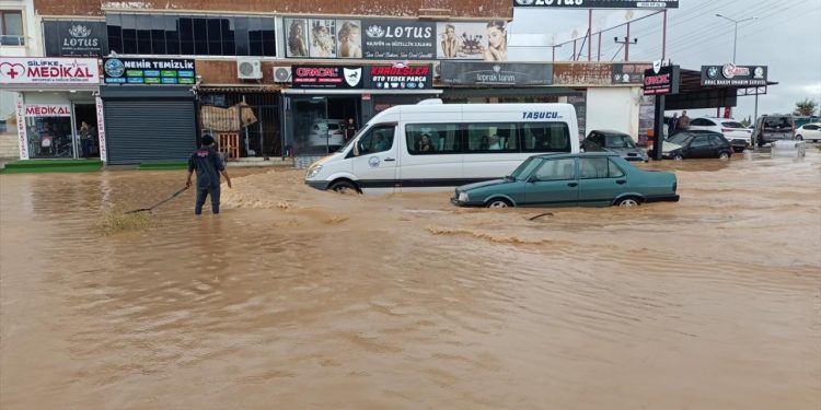 Mersin’de sağanak su baskınlarına neden oldu: Araçlar yolda kaldı