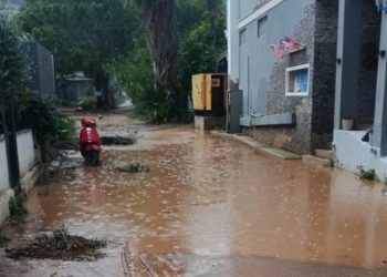 Mersin’de sağanak: Ev ve iş yerlerini su bastı