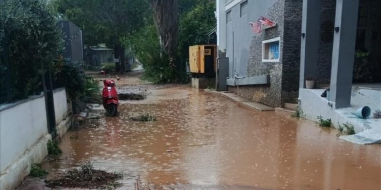 Mersin’de sağanak: Ev ve iş yerlerini su bastı
