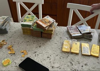 Mersin’deki yolsuzluk soruşturmasında yüklü miktarda döviz ve altın ele geçirildi