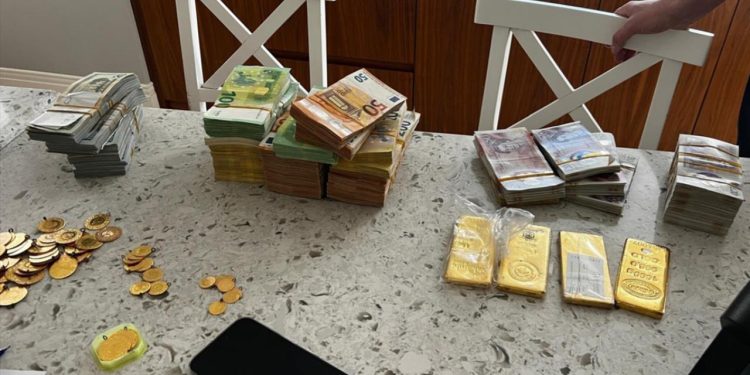 Mersin’deki yolsuzluk soruşturmasında yüklü miktarda döviz ve altın ele geçirildi