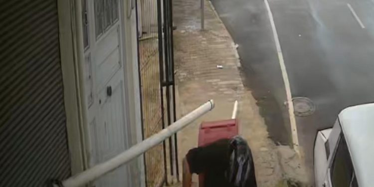 Çarptığı boru başına düştü, kaskı sayesinde kurtuldu
