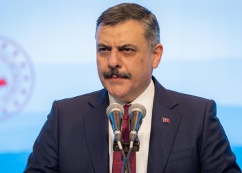 Bakan Çiftçi’den motor yağı dökülen yola toprak taşıyan polise teşekkür