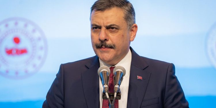 Bakan Çiftçi’den motor yağı dökülen yola toprak taşıyan polise teşekkür