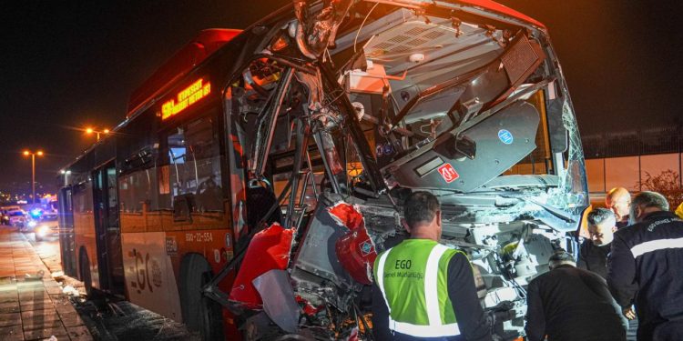Ankara’da EGO otobüsü üst geçidin ayağına çarptı: 24 yaralı