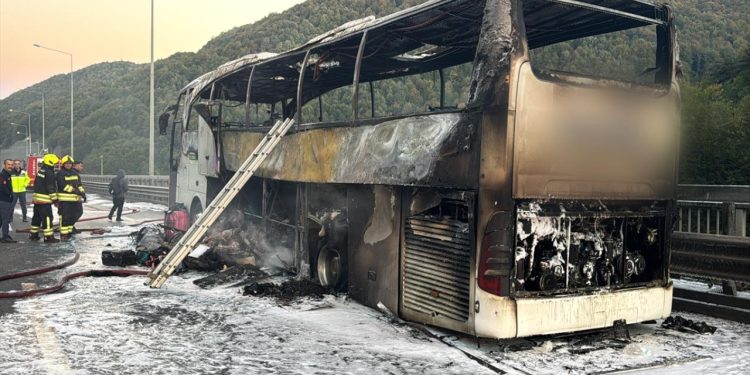 Anadolu Otoyolu’nda seyir halindeki yolcu otobüsünde yangın çıktı