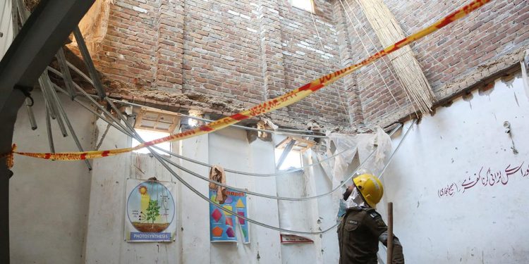 Pakistan'da okulun çatısı çöktü: En az 27 öğrenci hayatını kaybetti