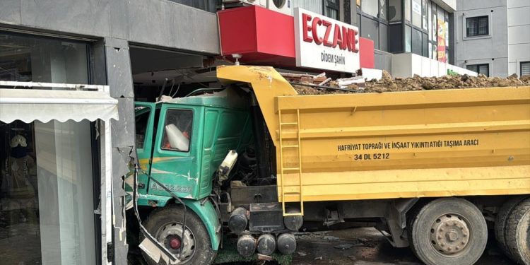 Pendik’te hafriyat kamyonu eczaneye daldı: 7 yaralı