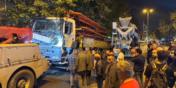 İstanbul’da beton pompası 7 araca çarptı