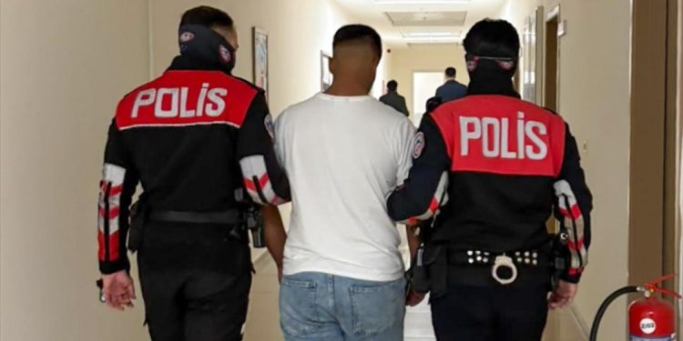 152 yıl hapis cezasıyla aranan 17 yaşındaki hükümlü yakalandı