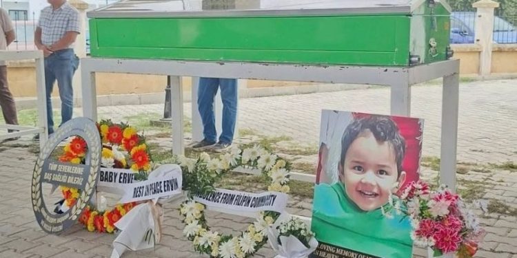 4 yaşındaki Erven son yolculuğuna uğurlandı: Anne cenazeye polis eşliğinde katıldı