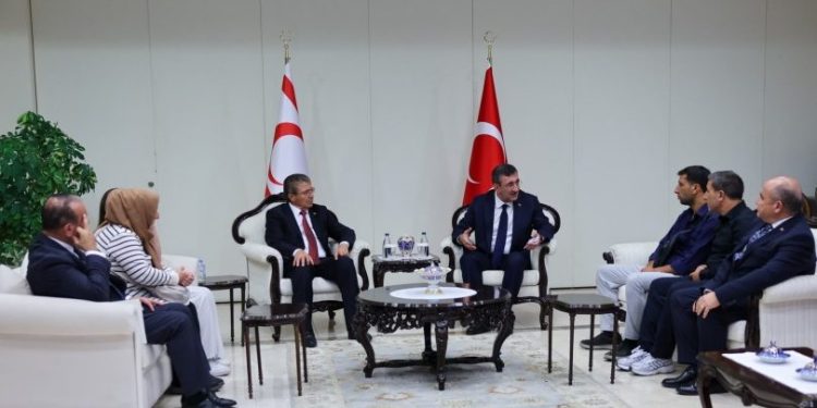 Yılmaz, kayıp yakınlarıyla bir araya geldi