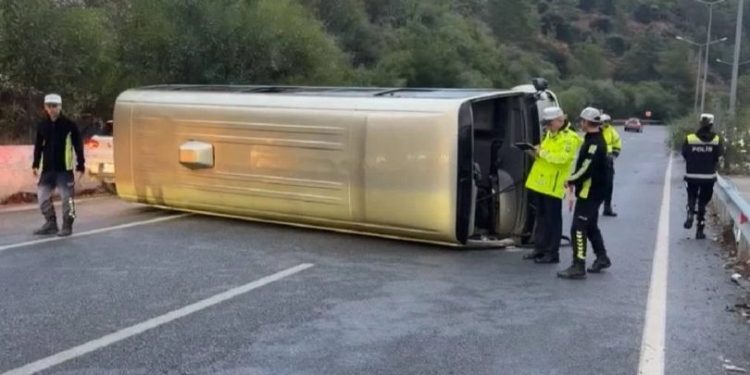 Ciklos’ta minibüs devrildi