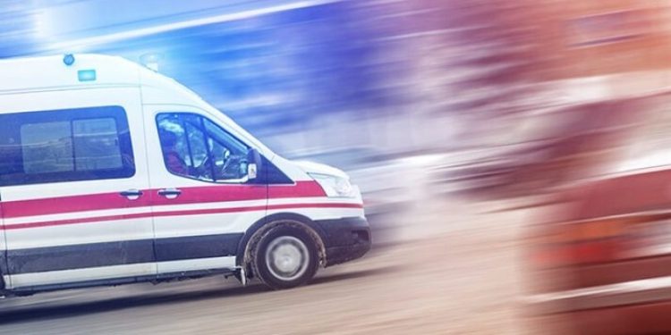 İçki şişesini masaya vurup kırdı, bir kadını gözünden yaraladı